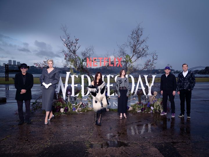 左から製作総指揮・監督のティム・バートン、ネヴァーモア学園前校長ラリッサ・ウィームス役のグウェンドリン・クリスティー、主人公ウェンズデー役のジェナ・オルテガ、イーニッド役のエマ・マイヤーズ、クリエイターのアルフレッド・ガフとマイルズ・ミラー。