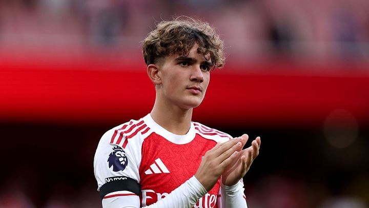 15歳でデビューした天才MF、“専属警備員付き”異例の対応が話題