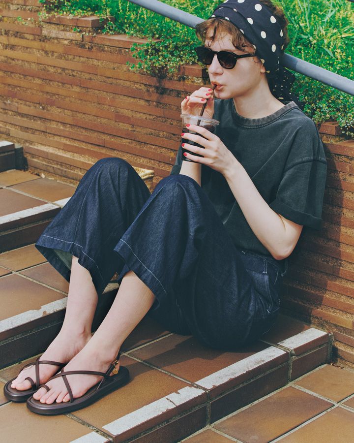 楽チンだけど上品見え！この夏手に入れたいレザートングサンダル10選