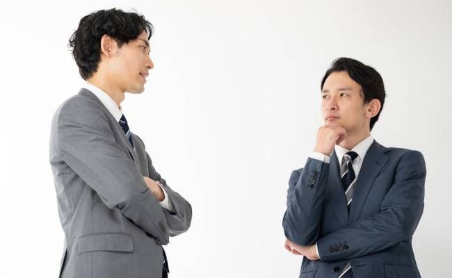 職場の同僚と話す女性のイメージ