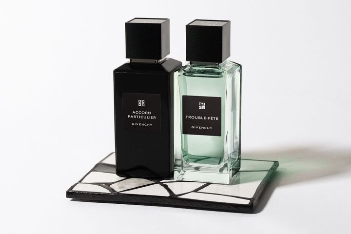 ラ コレクション パルティキュリエ ド ジバンシイ クラフトマン セット ￥78,760（10月発売予定） ※セット内容／ラ コレクション パルティキュリエ ド ジバンシイ 100ml×2（写真は左からド ジバンシイ アコール パルティキュリエ、ド ジバンシイ トロブル フェット）、プレート