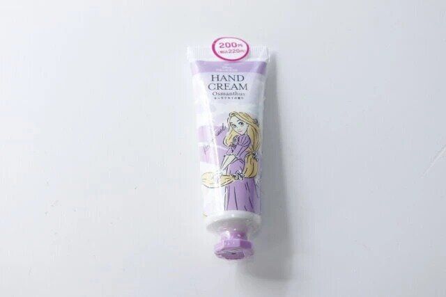 ダイソーのSJハンドクリーム、キンモクセイ（ラプンツェル）のパッケージ