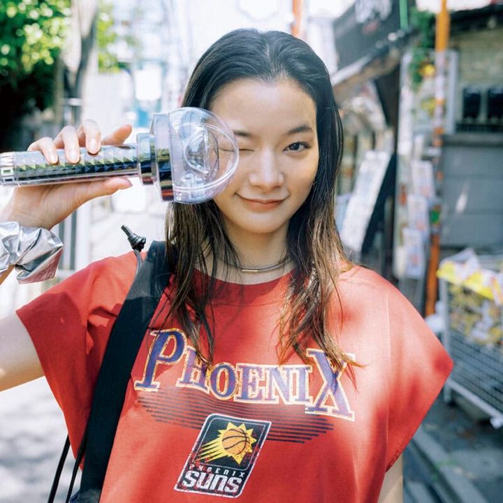 スカート￥7,700（ローリーズファーム／アダストリア） ハートポシェット¥15,400（ザ バグマティ／セムインターナショナル） チョーカー¥16,500（フミエ タナカ／ジャーナル スタンダード レサージュ 丸の内店） ピアス￥2,530（アネモネ／サンポークリエイト）トートバッグ￥13,200（シー／エスストア） スニーカー￥6,590（ザラ／ザラ カスタマーサービス）