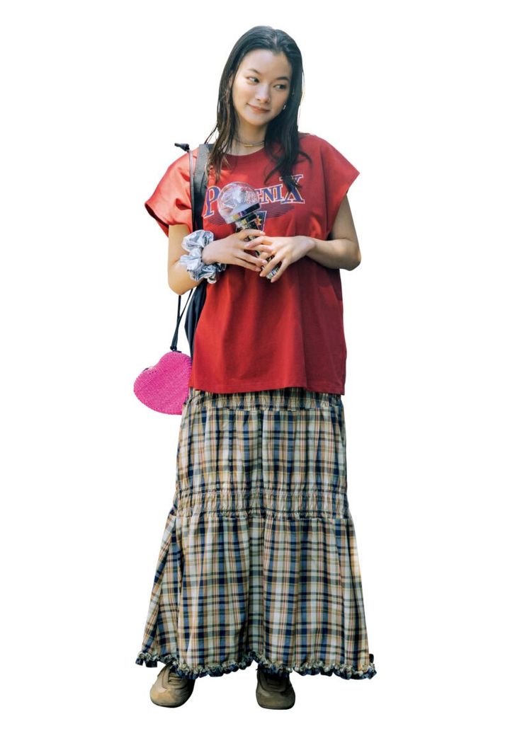 スカート￥7,700（ローリーズファーム／アダストリア） ハートポシェット¥15,400（ザ バグマティ／セムインターナショナル） チョーカー¥16,500（フミエ タナカ／ジャーナル スタンダード レサージュ 丸の内店） ピアス￥2,530（アネモネ／サンポークリエイト）トートバッグ￥13,200（シー／エスストア） スニーカー￥6,590（ザラ／ザラ カスタマーサービス）