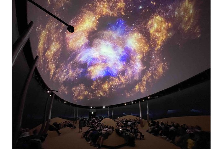 最終エリア「先見の明かり」。ダイナミックな映像美で明るい未来が表現されます。