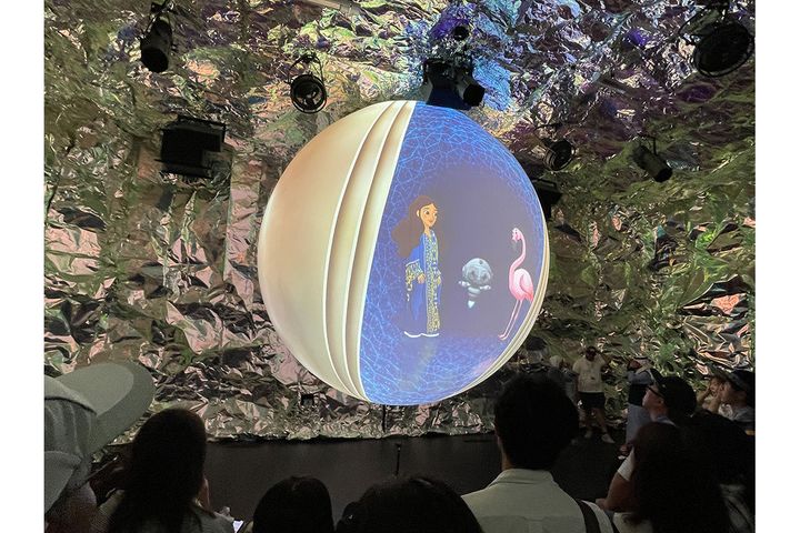 展示エリア「知覚の真珠」。真珠をモチーフにしたスクリーンに案内役の3人(?)のキャクターが映し出されます。