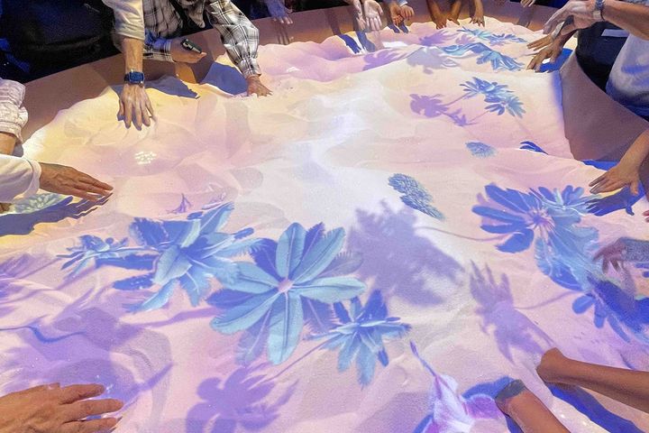 「砂漠の夜明け」ハイライトのミニチュア版砂漠。砂漠の砂に触りながら宝探しが楽しめます。