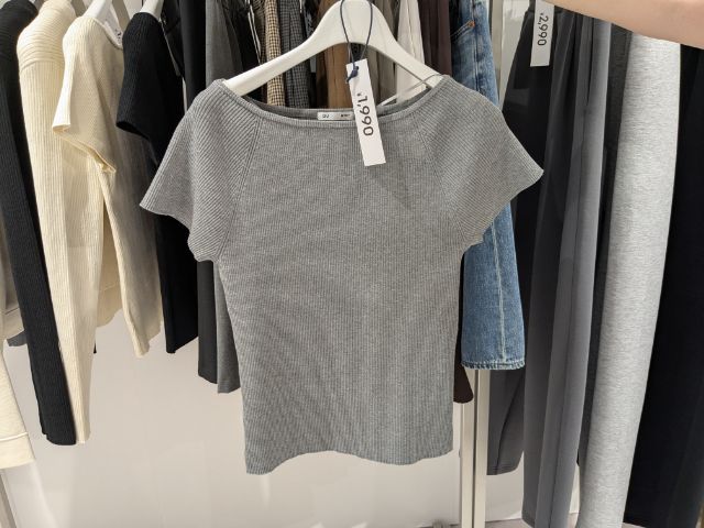 グレーのリブニットボートネックプルオーバー