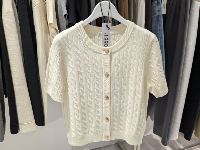 白のケーブルメタルボタンカーディガン