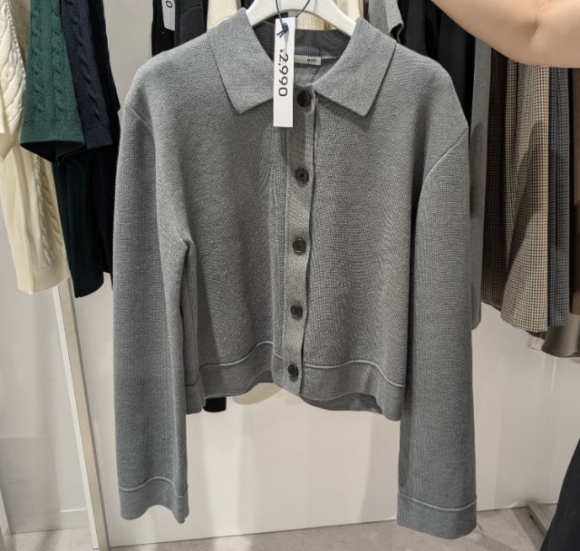 グレーの襟付きカーディガン