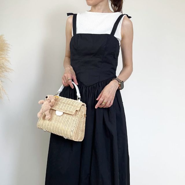 シャーリングボートネックtノースリーブを着たコーデ