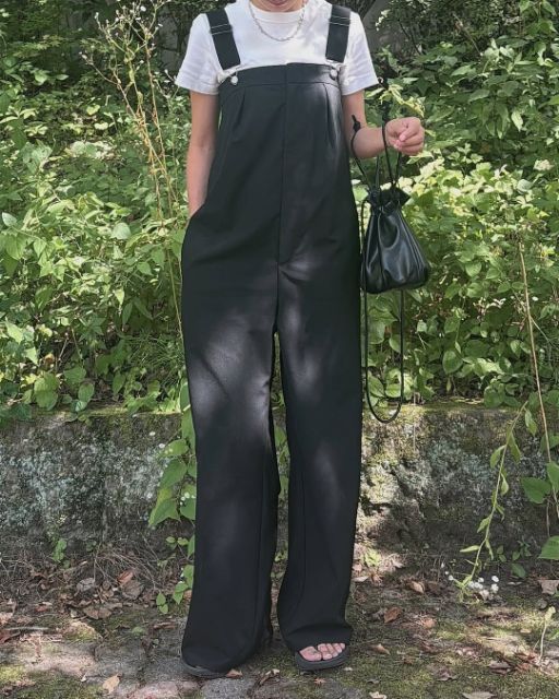 黒のタックサロペットパンツQを着たコーデ