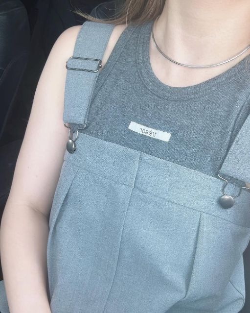 グレーのタックサロペットパンツQの前部分