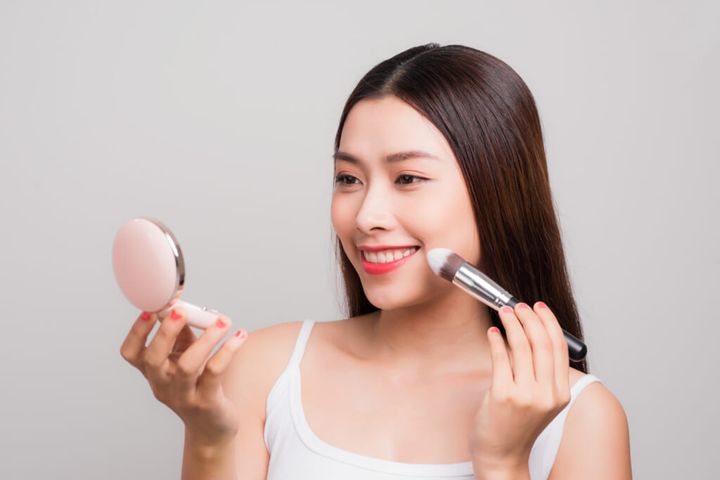 夏の疲れ顔におさらば！ 血色感＆透明感で40・50代が若見えするメイク術