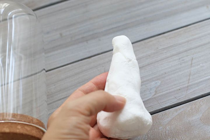 紙粘土を円錐形に