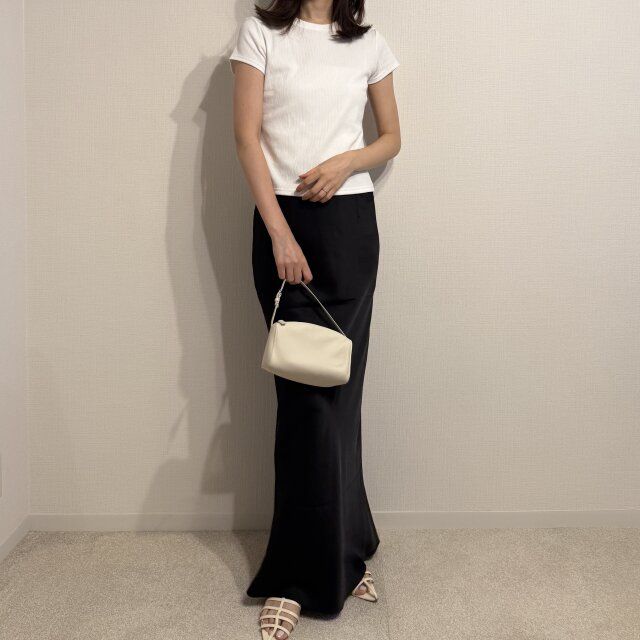 ナロースカートを合わせた美シルエットコーデ