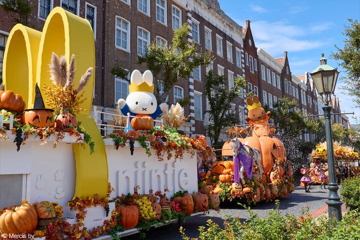 ミッフィーのハロウィンイベント 「ミッフィー・ ハロウィンパーティー・パレード」 王冠を被ったミッフィーとメラニーがキャンディやかぼちゃで彩られた新フロートに乗ってハウステンボスをパレード。パレード中、アムステルダムエリアで一時停車し、ミッフィーデザインのキャンディがもらえるトリックオアトリートタイムを初実施。さらに、今年は午前と午後で2回パレードを開催し、より多くのゲストの皆さんにかわいいハロウィンを体験いただけます。 時間：11時～・16時～ 「ミッフィー・ハロウィンパーティー・パレード」 「おばけミッフィー・グリーティング」 オランダの街並みと、ブルーナカラーで彩られた世界が広がる「ミッフィー・ワンダースクエア」に「おばけミッフィー」が登場し、ゲストの皆さんを驚かしにやってきます。この秋限定で会える「おばけミッフィー」とともに、世界に一枚しかない特別なフォトと心ときめく思い出をお作りください。 場所：ミッフィー・ワンダースクエア 時間：15分間 ・13時～ ・14時～ 「おばけミッフィー・グリーティング」 「トリックオアトリート・スペシャルラリー」 バスケットを持ってハウステンボスのショップを巡りながらお菓子をゲットするイベント「トリックオアトリート・スペシャルラリー」。今年は初めてミッフィーのデザインのバスケットが登場。ここでしか手に入らないミッフィーデザインのお菓子などをもらいながら場内を散策し、大きな声で「トリックオアトリート！」と話しかける姿はとても愛らしくお子さんの成長も垣間見え素敵な時間をお過ごしいただけます。 参加対象：バスケット・シートをご購入の方 対象店舗数：6店舗 「トリックオアトリート・スペシャルラリー」 ホーンテッド・ハロウィン 秋の風物詩として楽しまれ多くのゲストに大人気の「ホーンテッド・ハロウィン」。今年は、闇の使者「キラー・J」がゲストをさらなる恐怖へとおとしいれる為、見るだけで身の毛もよだつ冷酷非道な魔女「マッド・マダム」を呼び出し、闇の使者を意のままに操りさらなる大熱狂したダンスショーも繰り広げます。 また、今年は、完全入れ替え制による、恐怖で絶叫して、ダンスで熱狂する楽しい体験型ホラーアトラクションとなっております。宮殿の前庭に集まったゲストに闇の使者が襲い掛かる「ホラー・ガーデン」や音楽に合わせて一斉に踊り出す「ホーンテッド・ダンス・ナイトショー」など、すべてを体験したゲストは無事現実世界に戻れるのか？ ぜひ、こわ楽しいハロウィンの宴をお楽しみください。 場所：パレス ハウステンボス前庭 時間：18時～ 完全入れ替え制 （ホーンテッド・ハロウィンは火曜・水曜実施いたしません。）