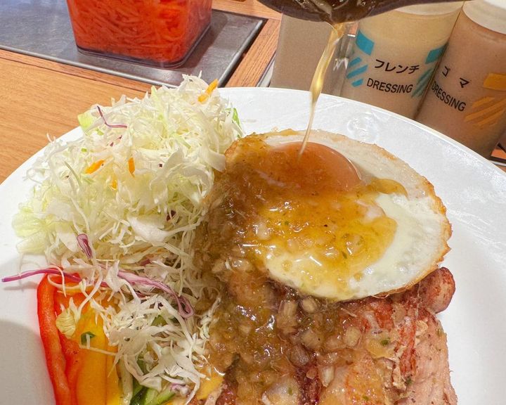 ヌクマムソースの味をしっかりと堪能したところで、全体にソースをかけて混ぜ合わせながら食べてみました