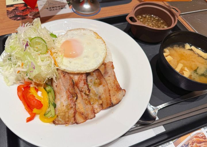 ジューシーな豚肉や爽やかなヌクマムソースが織りなす「本格派アジアンワンプレート」