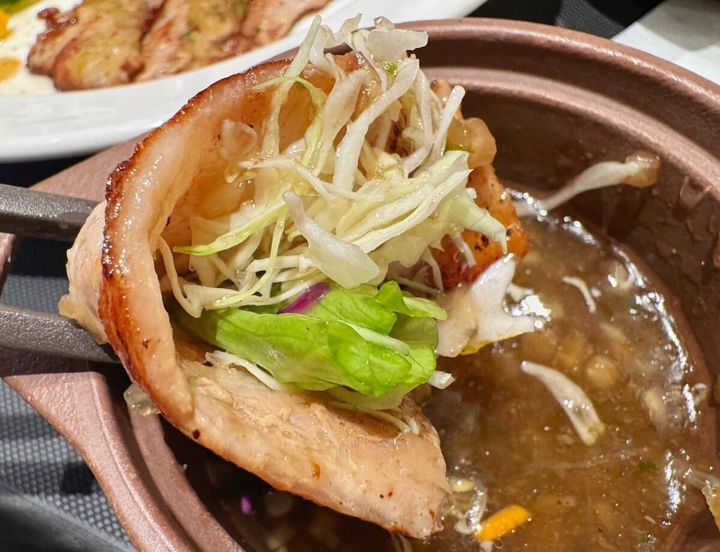 まずは野菜を肉巻きにしてソースを少しつけて食べてみました