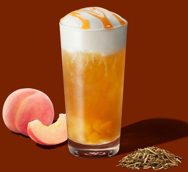 「加賀 棒 ほうじ茶と白桃のムース ティー」Tallサイズのみ 736円（持ち帰り）、750（店内利用） ※白桃果肉・果汁5％未満