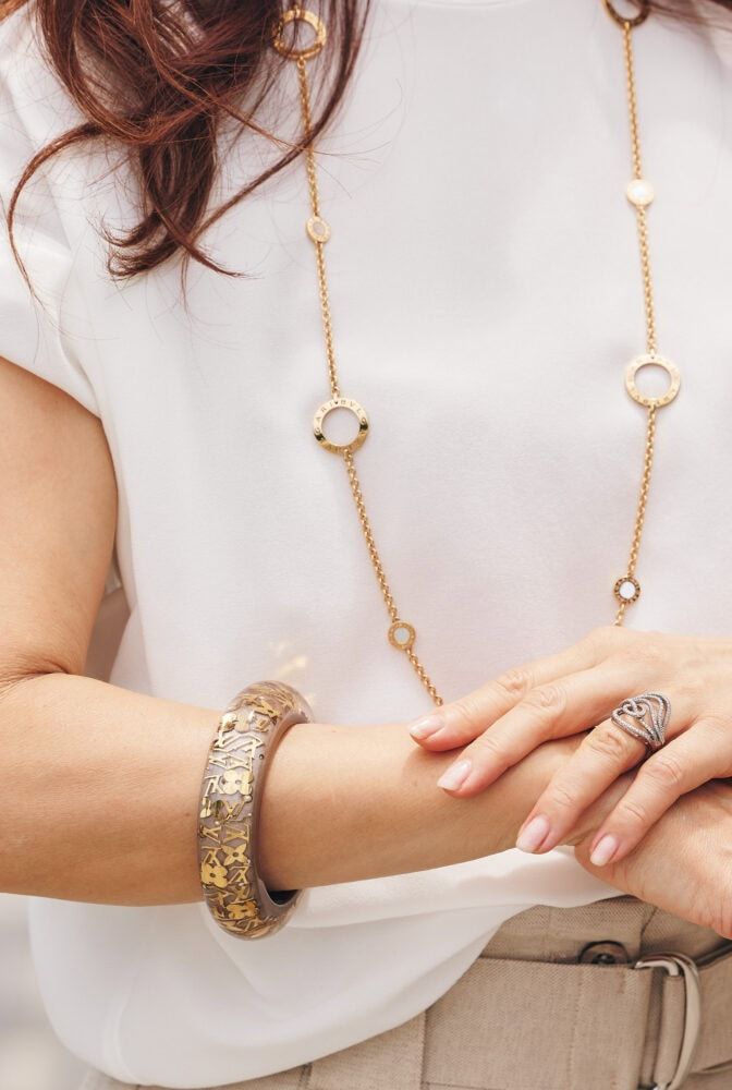 バングルは夏に合うクリアな「ルイ・ヴィトン」。ネックレスは大ぶりな「ブルガリ」のネックレス。