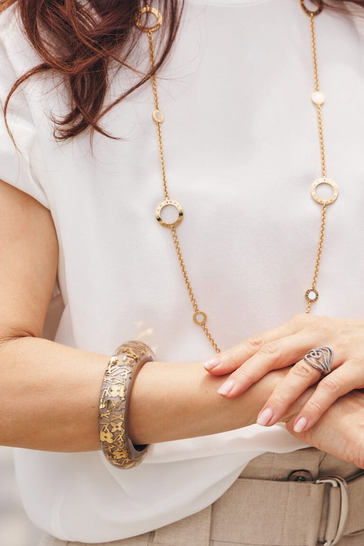 バングルは夏に合うクリアな「ルイ・ヴィトン」。ネックレスは大ぶりな「ブルガリ」のネックレス。
