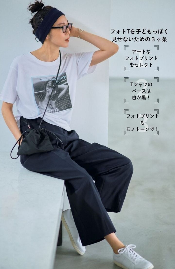 Tシャツ6380円（グッド ロック スピード／グッドスピード）©TI Gotham Inc. L IFE is a trademark of TI Gotham Inc. パンツ3万9600円（チノ／モールド） メガネ4万2900円（プロポ／プロポデザイ ン） ヘアバンド1430円（アネモネ／サン ポークリエイト） バングル9万9000円（スキャット／ロードス） バッグ4490円（アンフィーロ） スニーカー1万9800円（アテニア）