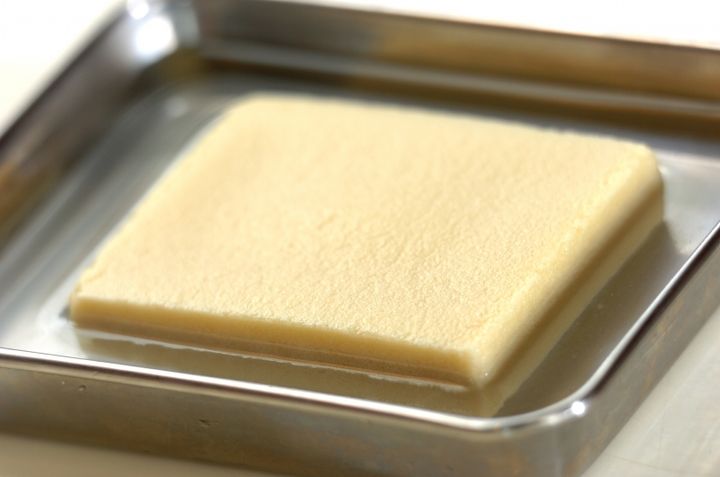 高野豆腐とアボカドのオムレツの下準備1