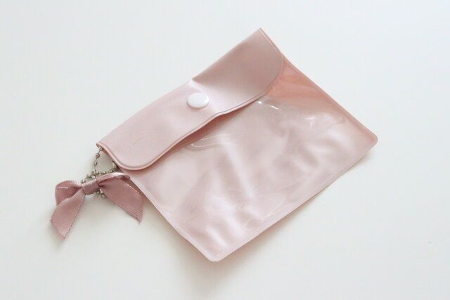 リボン付カードサイズ型ポーチ（ピンク、ブルー） デザイン