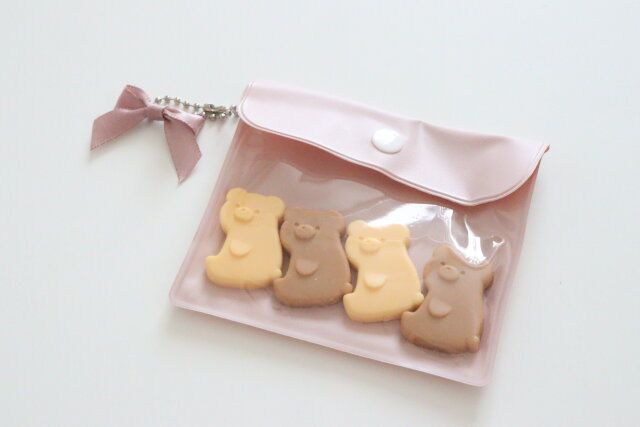 リボン付カードサイズ型ポーチ（ピンク、ブルー） 使用例