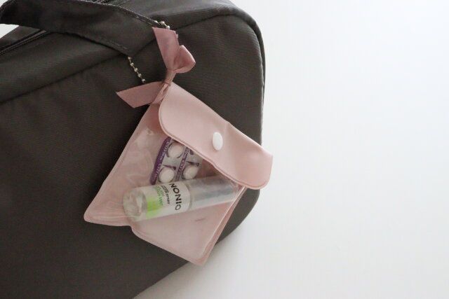 リボン付カードサイズ型ポーチ（ピンク、ブルー） 持ち運び