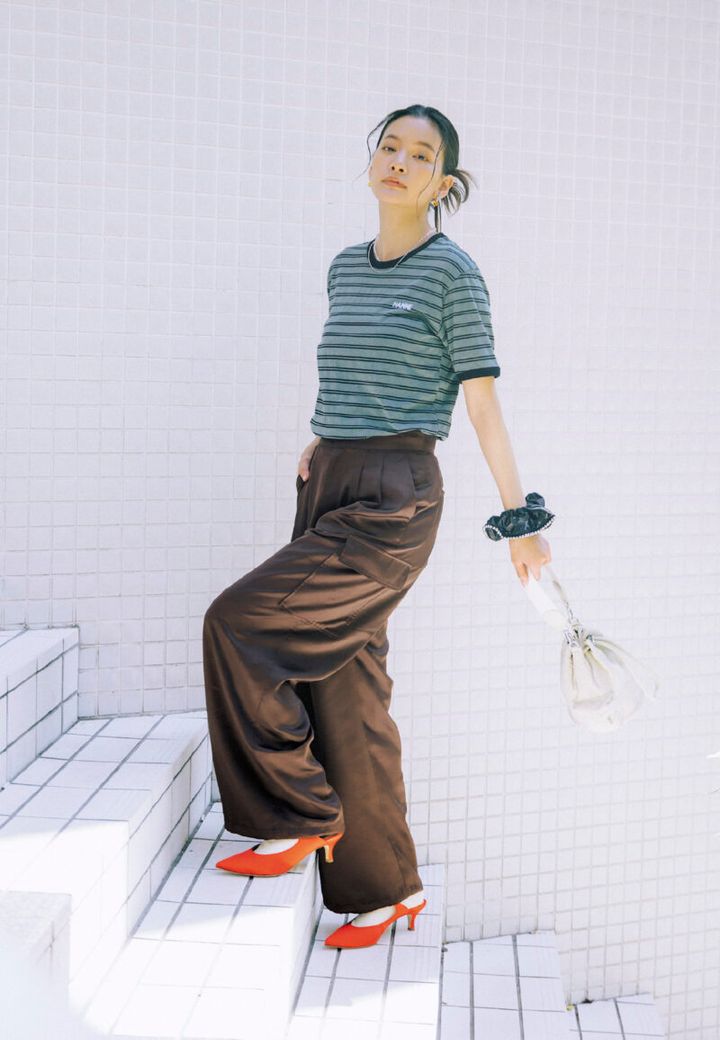 カーゴパンツ￥9,900（アパートバイ／アダストリア） ピアス¥24,200（プラウ） バッグ￥5,290（ザラ／ザラ カスタマーサービス） クリアネックレス¥26,400（スティーン／フラッパーズ） シルバーネックレス￥28,600（ニナ・エ・ジュール／ショールーム ロイト） シュシュ￥5,390（ヘイップ／ル タロン グリーズ ルミネ新宿店） ミュール￥59,400（ネブローニ／ピモンテ） ソックス￥2,640（グリーンバター／ル タロン 有楽町マルイ店）