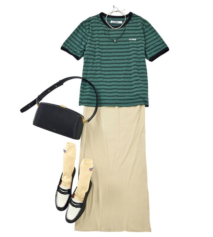 ワンピース¥11,000（アングリッド） バッグ¥69,300（ニューイ）、シルバーネックレス¥28,600、ネックレス￥12,100（ともにニナ・エ・ジュール／すべてショールーム ロイト） ソックス￥2,640（グリーンバター／ル タロン 有楽町マルイ店） ローファー￥29,700（ダイアナ／ダイアナ 銀座本店）