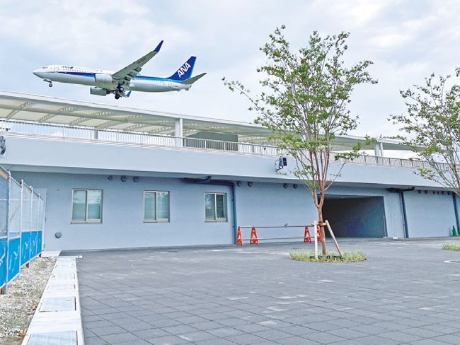 photo：2階に「屋根付展望広場」を備えた管理事務所