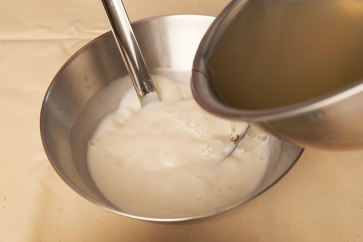 杏仁エキスと寒天液を合わせる