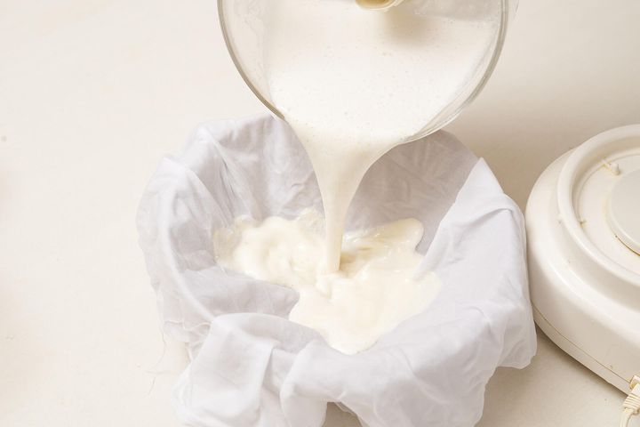 杏仁のエキスを取り出す