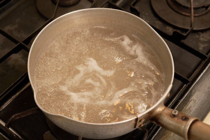 寒天を煮て濾す