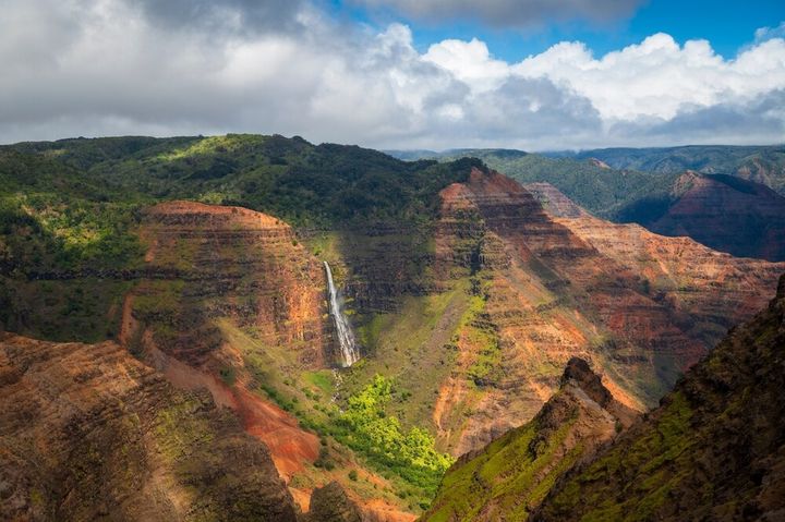ハワイ諸島の中で最も早く火山によって形成されたカウアイ島。オアフ島とはまったくイメージが異なるのんびりした島