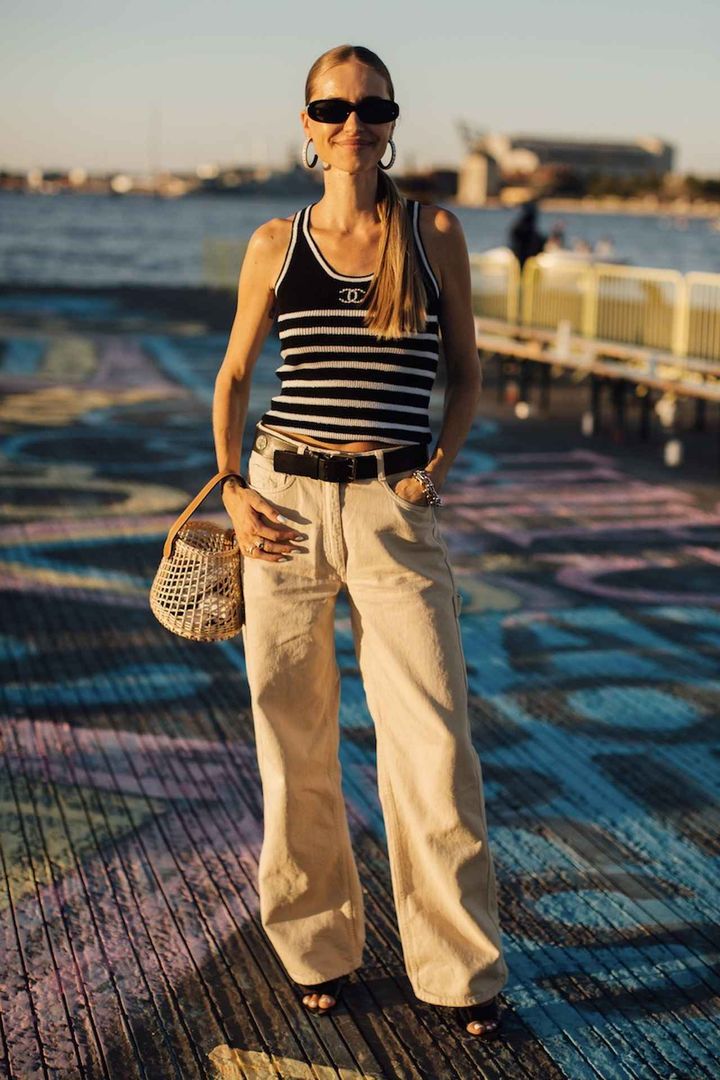 画像: ネイビー × ベージュの配色が大人らしさをクリア