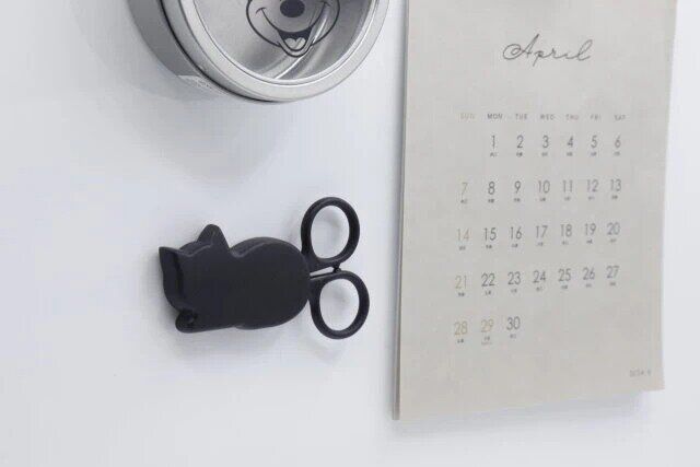 ダイソーの可愛いミニハサミ（ふせネコ、マグネット付）