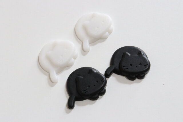 ダイソーのアニマルマグネット（ふせねこ、4個）のビジュアル