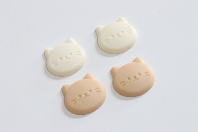 ダイソーのアニマルマグネット（ねこ、アイボリー、オレンジ、4個）のビジュアル