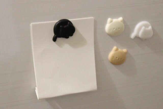 ダイソーのアニマルマグネット（ねこ、アイボリー、オレンジ、4個）とアニマルマグネット（ふせねこ、4個）を貼り付ける