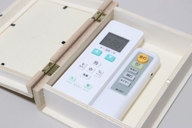 ダイソーの小物が入れられる木製ブック型収納ボックス（フォトフレーム付、L判）