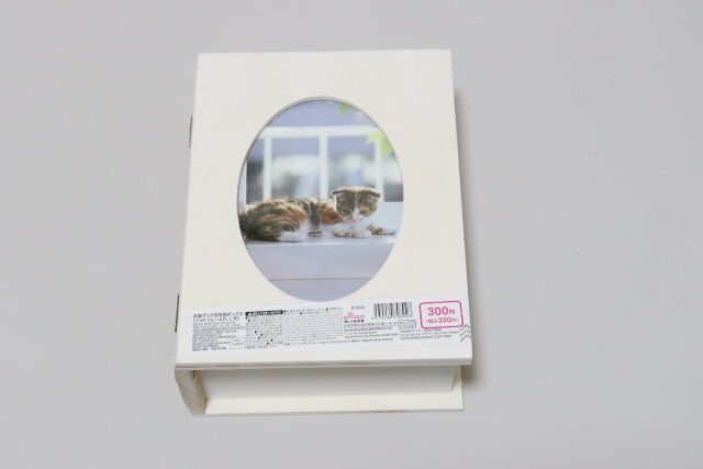 ダイソーの木製ブック型収納ボックス（フォトフレーム付、L判）のパッケージ