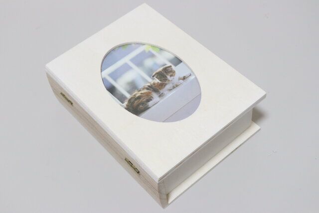 ダイソーの可愛い木製ブック型収納ボックス（フォトフレーム付、L判）