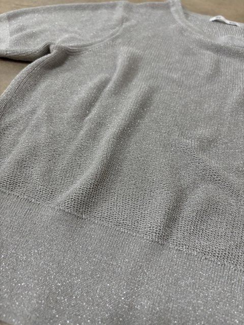 シアー素材に、さりげなく光るラメを織り交ぜた1枚