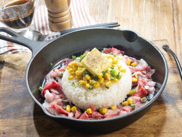 ごはんの上に、コーン缶・青ねぎ・バターを乗せます。