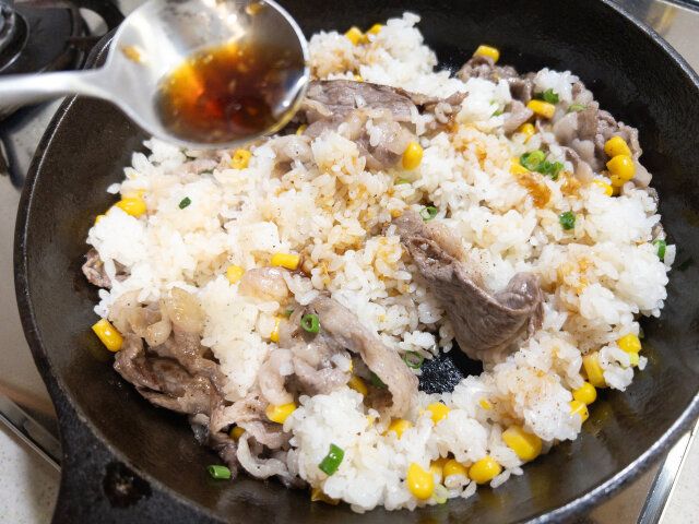 牛肉に火が通ったら全体を炒め合わせ、①のステーキソースをかけて、味を調節して 完成です。